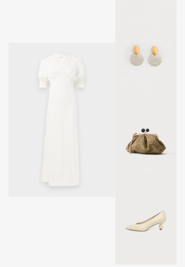 Weißes Maxikleid mit Puffärmel, tiefem V-Ausschnitt und gerafftem Oberteil. Glatter Stoff mit subtiler Glanz. Keine sichtbaren Verschlüsse oder Muster.; Damenpumps in cremefarben mit spitz zulaufender Schuhspitze und niedrigem, kugelförmigem Absatz vor einfarbigem Hintergrund.; Kleine Clutch mit goldenem und schwarzem geometrischem Muster, goldfarbenem Metallrahmen, schwarzem Kugelverschluss und kurzem goldfarbenem Kettenriemen.; Ohrringe aus Gold und Silber mit einer runden Diskusbasis und einem ovalen Oberteil, glatte Textur und polierte Oberfläche.