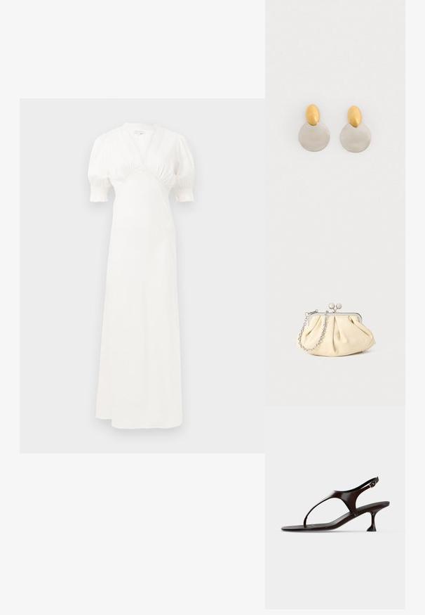 Witte maxi-jurk met pofmouwen, diepe V-hals en geplooide taille details. Soepele stof met een subtiele glans. Geen zichtbare sluitingen of patronen.; Donkerbruine lakleren slingbacksandaal met kittenheel en teenbandje op witte achtergrond.; Geplooide beige leren clutch met een zilveren metalen frame, voorzien van twee ronde decoratieve sluitingen en een zilveren kettingriem.; Gouden en zilveren metalen oorbellen met een ronde schijfbasis en een ovale bovenstuk, gladde textuur en gepolijste afwerking.