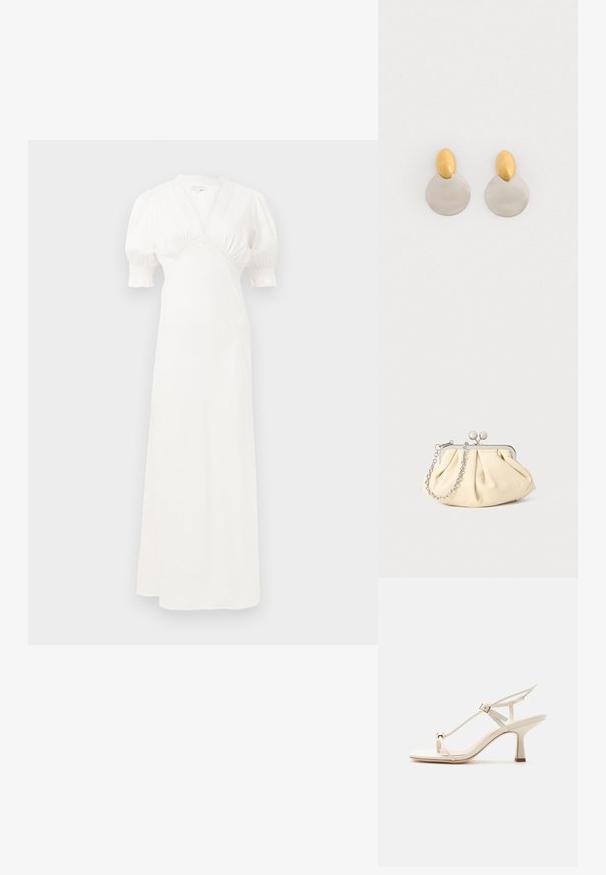 Weißes Maxikleid mit Puffärmel, tiefem V-Ausschnitt und gerafftem Oberteil. Glatter Stoff mit subtiler Glanz. Keine sichtbaren Verschlüsse oder Muster.; Beige Sandalette mit hohen Absätzen, dünnen Riemen, verstellbarer Schnalle, Zehenring-Detail und einem spitz zulaufenden Blockabsatz auf einer ebenen Fläche.; Faltige beigefarbene Ledertasche mit einem silbernen Metallrahmen, ausgestattet mit zwei runden dekorativen Verschlüssen und einem silbernen Kettenriemen.; Ohrringe aus Gold und Silber mit einer runden Diskusbasis und einem ovalen Oberteil, glatte Textur und polierte Oberfläche.