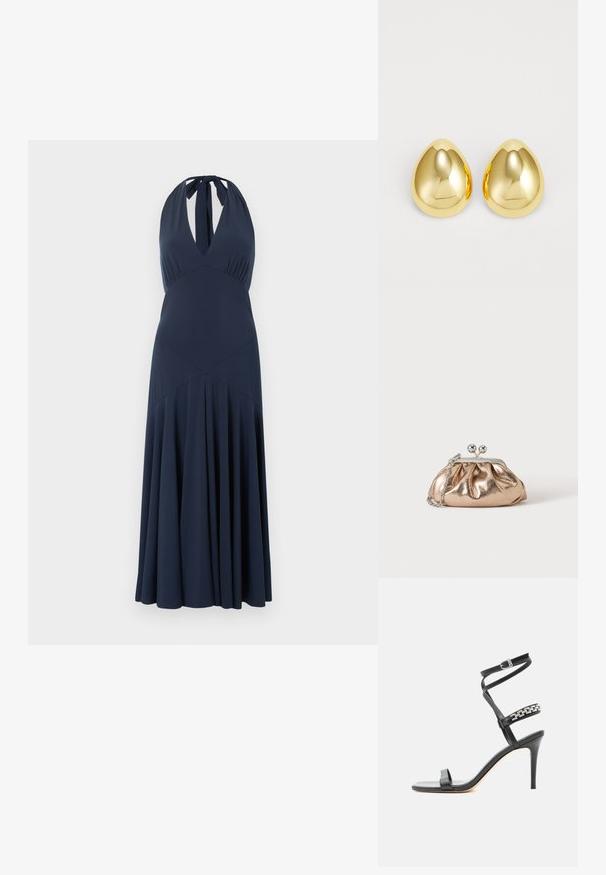 Robe maxi bleu marine à encolure américaine, décolleté en V profond, taille cintrée et jupe plissée fluide.; Sandale noire à talon haut avec fine bride à la cheville, bride médiane décorée de maillons de chaîne argentés, et design à bout ouvert.; Petit sac pochette métallique dorée avec fermoir argenté et chaîne sur un fond clair uni.; Boucles d'oreilles clous de couleur or avec une surface lisse et polie, en forme de goutte d'eau, réfléchissant la lumière pour un fini éclatant.