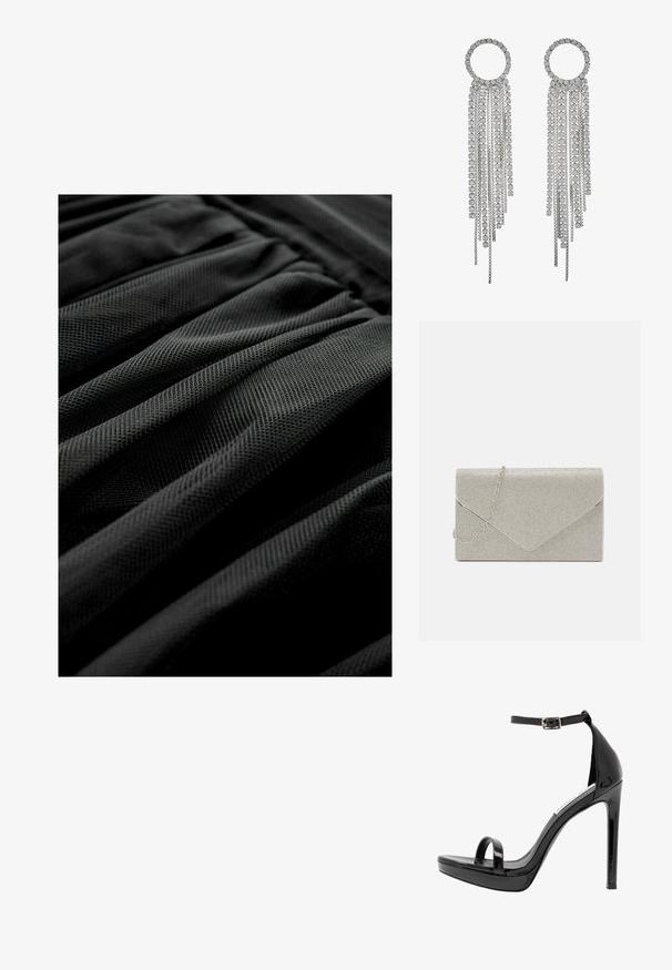 Sort tekstureret stof med et plisseret design, der viser et ensartet mønster og en blød udseende. Fokus på lag og folder i materialet.; Steve Madden MILANO - Højhælede sandaletter / Højhælede sandaler - black; Metallic sølv clutch taske med et kuvert-design, udsmykket med et struktureret mønster, der har en aftagelig kæde-strop.; Sølvfarvede øreringe med en cirkulær top og hængende kæder samt firkantede rhinsten, der fremviser et lineært, multi-niveau design.