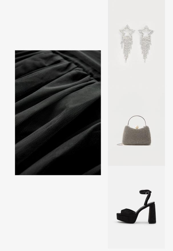 Sort tekstureret stof med et plisseret design, der viser et ensartet mønster og en blød udseende. Fokus på lag og folder i materialet.; Sorte platform sandaler med ruskindsstruktur, bred forstrap, ankelrem med spænde og kraftig blokhæl. Elegant og moderne design.; Lille håndtaske med sølv gittermønster, buet håndtag, stor perle lukning og en tynd sølvkæde strop på en ensfarvet baggrund.; Rhinestone stjerne øreringe med dryppende frynsedetaljer, præget af sølvfarve og en blank, reflekterende overflade. Stjernedesign med detaljeret udformning.