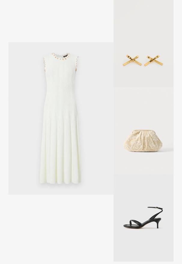 Robe midi en maille blanche sans manches avec côtes verticales et petites fleurs beige autour de l'encolure et des emmanchures.; Sandale pour femme en cuir noir avec fines lanières, une boucle d'orteil, une boucle à la cheville et un talon aiguille de hauteur moyenne sur un fond neutre.; Pochette en tissu couleur crème avec superposition de dentelle florale et fermeture supérieure froncée sur fond clair uni.; Paire de boucles d'oreilles brillantes en forme de nœud doré posées à plat sur un fond blanc.