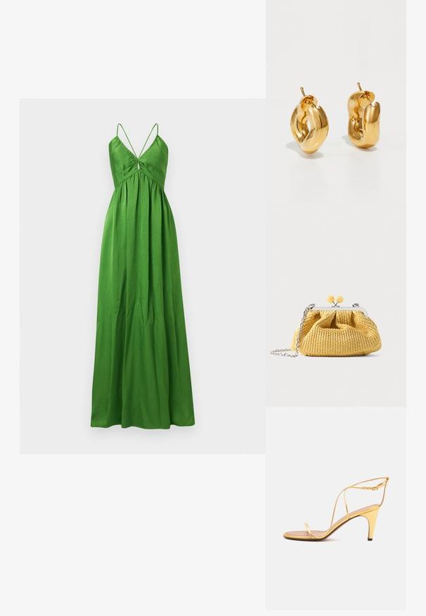 Robe verte longue jusqu'au sol, sans manches, avec fines bretelles, corsage froncé et jupe ample et fluide.; Sandale à talons hauts dorée avec fines lanières et une fine boucle à la cheville sur un fond gris clair.; Petit sac à main tissé jaune avec cadre argenté, deux fermoirs boules jaunes et une bandoulière chaîne argentée sur fond blanc.; Boucles d'oreilles créoles en or massif avec un design tubulaire légèrement tordu et des fermoirs à tige sur un fond blanc.