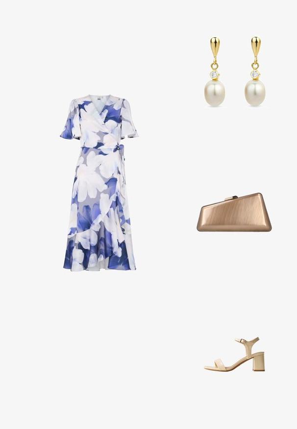 Blomstrede omslagskjoler i lyse lilla og blånuancer. Har korte flæseærmer, en knytning i taljen og en flydende kant med lagdelt design.; Beige sandal med åben tå, blokhæl og ankelrem med en lille guldlukning.; Skinnende metallisk beige clutch-taske med vinklet trapezform og lille rektangulært lås øverst, vist mod hvid baggrund.; Guld dråbe øreringe med hvide perler og små klare ædelsten over hver perle, vist på en hvid baggrund.