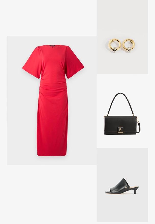 Rotes Midi-Kleid mit kurzen, weiten Ärmeln, rundem Ausschnitt und gerafftem Detail an der Taille, aus einem glatten, dehnbaren Material gefertigt.; Schwarze Leder-Pantoletten mit offenen Zehen und niedrigem Absatz. Sie verfügen über eine glatte Oberfläche und ein goldenes Logo-Detail an der Seite.; Schwarze, strukturierte Lederhandtasche mit einem Tragegriff oben, goldfarbenem Verschluss mit ineinander verschlungenem TH-Logo und abnehmbarem Schulterriemen.; Goldene runde Ohrringe mit jeweils zwei kleinen silbernen Ringen, die dezent gravierte Markennamen zeigen, vor weißem Hintergrund platziert.