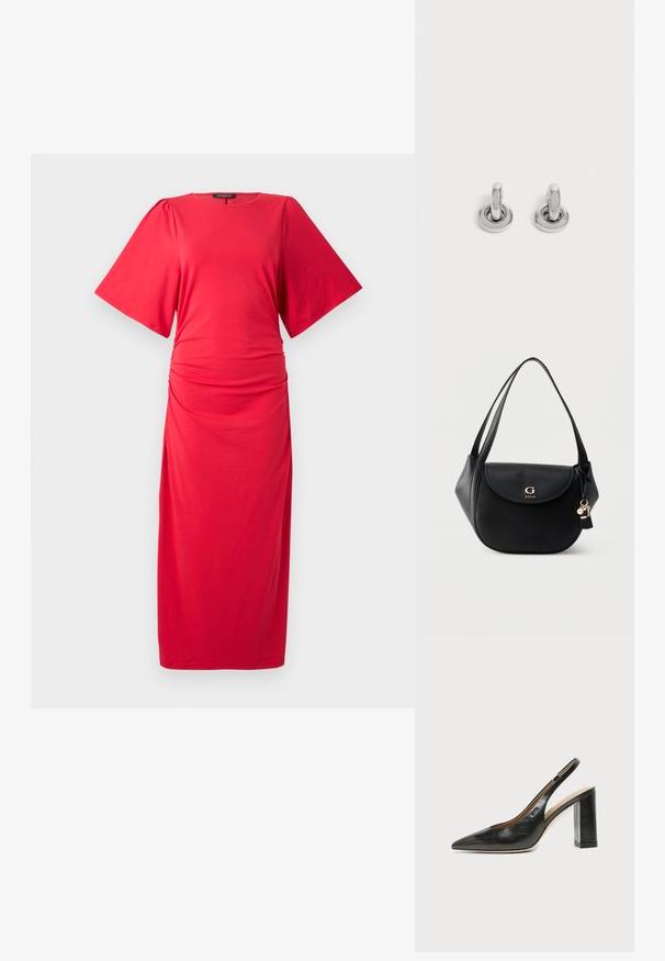 Červené midi šaty s krátkymi širokými rukávmi, okrúhlym výstrihom a zberaním v oblasti pásu, s hladkou, elastickou textúrou.; Čierna kožená slingback obuv s špicatou špičkou, vysokým hrubým podpätkom a béžovou vnútornou podšívkou na svetlom jednofarebnom pozadí.; Čierna kožená kabelka cez rameno s oblúkovou chlopňou, zlatým logom "G GUESS", dvojitými popruhmi a visiace prívesky na kľúče na jednofarebnom pozadí.; Pár malých, lesklých strieborných kruhových náušníc s guľatým základom, vystavených na obyčajnom svetlom pozadí.