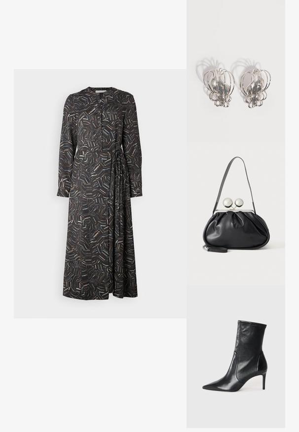 Schwarzes Langarmkleid mit mehrfarbigem abstraktem Muster, Knopfverschluss vorne und seitlichem Bindewickel. Hergestellt aus glattem, leichtem Stoff.; Schwarze Stiefeletten aus glattem Leder, mit einer spitzen Zehe, schmalem Schaft und schlanker, hoher Ferse. Minimalistisches Design ohne sichtbare Beschläge.; Schwarze Ledertasche mit gerafftem Design, einem einzelnen Riemen, silbernem Metallrahmen und zwei großen runden silbernen Verschlüssen.; Paar silberne Metallohrstecker mit offenem Drahtkäfig-Design und glatten zentralen ovalen Formen, die geschwungene Schatten auf einem weißen Hintergrund werfen.
