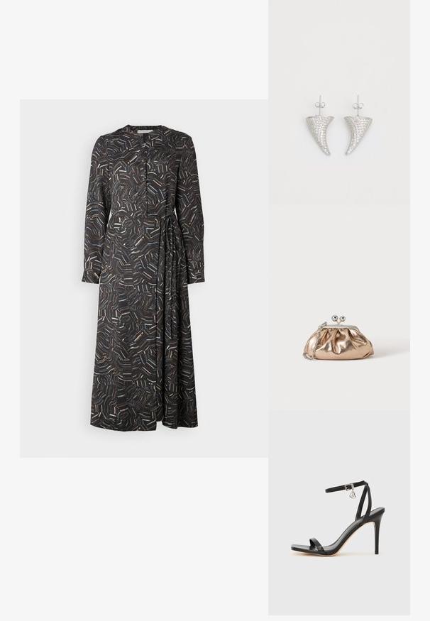 Schwarzes Langarmkleid mit mehrfarbigem abstraktem Muster, Knopfverschluss vorne und seitlichem Bindewickel. Hergestellt aus glattem, leichtem Stoff.; Schwarze High-Heel-Sandale mit schmalem Knöchelriemen, quadratischer Zehenbox, glattem Leder und metallischem Schnallenakzent.; Kleine goldene Metallic-Clutch mit silbernem Verschluss und Kettengurt auf einfachem hellem Hintergrund.; Silberne, hornförmige Ohrringe, besetzt mit kleinen klaren Steinen, mit einem Steckverschluss zur Befestigung. Glatte Textur und metallisches Finish.