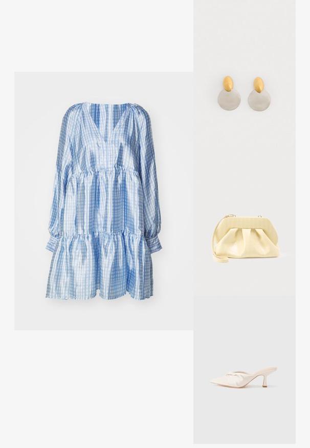 Robe à carreaux bleus et blancs avec de longues manches bouffantes, décolleté en V et volants à l'ourlet, fabriquée en tissu léger et brillant.; Chaussure mule en tissu beige clair avec un design noué à l'avant, bout pointu et talon fin et effilé. Texture lisse dans l'ensemble.; Pochette en cuir couleur crème avec un cadre supérieur structuré et une lanière pour poignet, présentée sur un fond clair uni.; Boucles d'oreilles en métal doré et argenté avec une base en disque rond et une pièce supérieure ovale, texture lisse et finition polie.