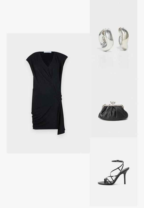 Robe noire avec un décolleté en V, des manches courtes, un ruché asymétrique et un détail noué sur le côté, faite d'un tissu texturé et scintillant.; Sandale noire à talons hauts avec des brides fines, une boucle à la cheville, une surface en cuir lisse et un talon aiguille élancé.; Porte-monnaie en cuir noir avec texture froncée, cadre en métal argenté, fermeture à verrouillage kiss-lock et bandoulière en chaîne. Surface lisse et douce.; Boucles d'oreilles sculpturales en argent avec des formes douces et courbes et des surfaces réfléchissantes. Présentent un design de boucle fermée et une forme organique distincte.