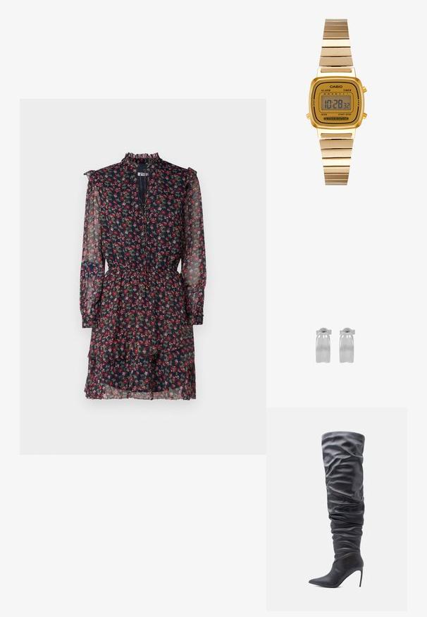 Blumenkleid aus durchsichtigem marineblauen Stoff mit roten und grünen Mustern, gerafftem hohen Kragen, langen Ärmeln und tailliertem Bund mit schichtigem Rock.; Schwarzer kniehoher Stiefel aus glattem Material mit lockerem Design, spitzer Zehe und hohem Stilettabsatz. Texturierte Oberfläche sichtbar.; Goldenes digitales Armbanduhr mit quadratischem Zifferblatt, LCD-Anzeige und wasserfestem Merkmal. Metallarmband mit polierter Oberfläche. CASIO-Branding sichtbar.; Paar polierte silberne Creolen mit glatter, leicht gebogener Oberfläche und Schmetterlingsverschluss, auf weißem Hintergrund dargestellt.