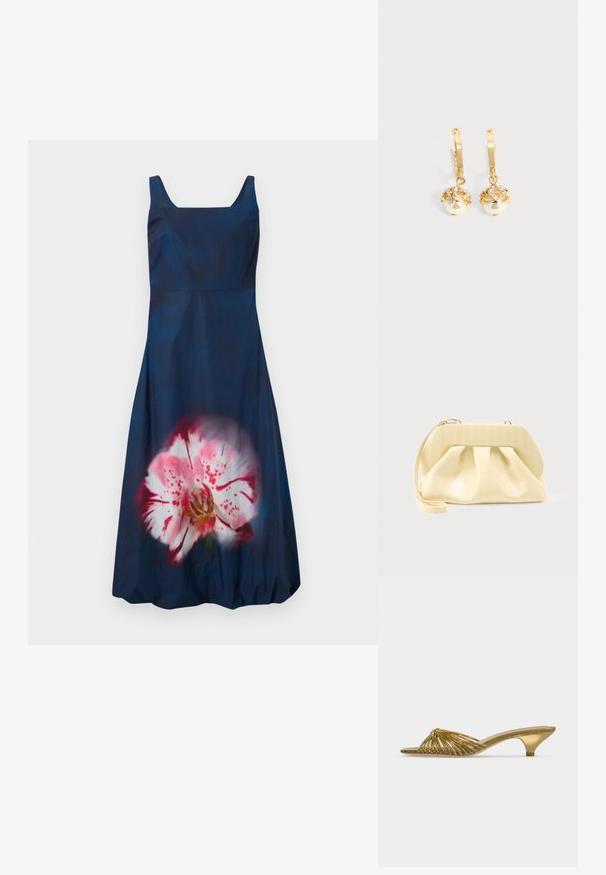 Navyblauwe jurk met een vierkante halslijn en een mouwloos ontwerp; heeft een groot, lichtroze bloemenpatroon aan de voorkant. Stevige textuur.; Gouden mule met open teen, lage kittenhak en knoopdesign op een effen witte achtergrond.; Crème-kleurige leren clutch met een gestructureerd bovenframe en polsbandje, weergegeven tegen een effen lichte achtergrond.; Gouden oorringen met hangende witte parels omhuld met goud en kleine heldere kristallen op een effen lichte achtergrond.