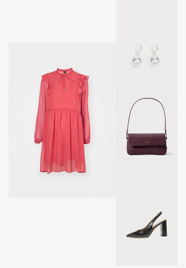 BOSS DIRENNA - Robe de soirée - light/pastel red; Chaussure slingback en cuir noir à bout pointu avec un talon bloc haut et une doublure intérieure beige sur un fond clair uni.; Sac à main en cuir bordeaux au design structuré, avec une fermeture à rabat et une bandoulière ajustable. Détail du logo embossé sur le devant.; Boucles d'oreilles en argent en forme de goutte avec des surfaces lisses, rondes et réfléchissantes, suspendues à des fermoirs à ressort. L'arrière-plan est blanc uni.