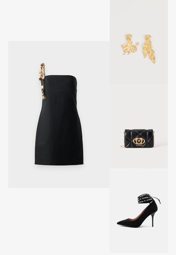 Schwarzes Mini-Kleid mit strukturiertem, geradem Schnitt und einem dekorativen Kettendetail in goldener Farbe an einer Schulter. Glatte Stoffoberfläche.; Schwarzer High-Heel-Pumps mit spitzer Schuhspitze und Knöchelriemen mit der Aufschrift „LOVE MOSCHINO“ und kleinen weißen Herzsymbolen.; Schwarze, gesteppte Lederhandtasche mit goldener Kettenriemen und goldenem Love Moschino Logo vorne in der Mitte.; Ohrringe aus goldfarbenem Metall, einer geformt wie ein Affe, der Kreise hält, der andere mit strukturiertem ovalem Blattdesign.