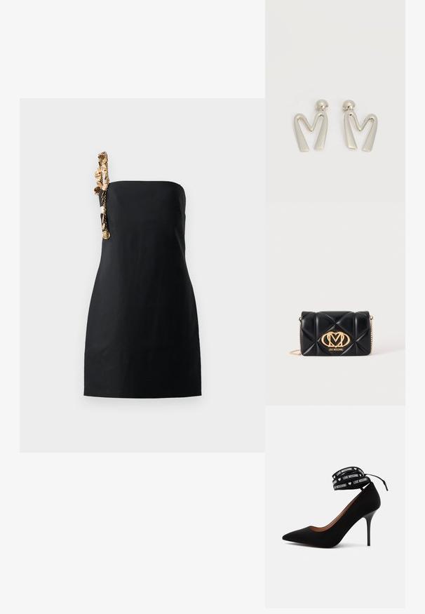 Schwarzes Mini-Kleid mit strukturiertem, geradem Schnitt und einem dekorativen Kettendetail in goldener Farbe an einer Schulter. Glatte Stoffoberfläche.; Schwarzer High-Heel-Pumps mit spitzer Schuhspitze und Knöchelriemen mit der Aufschrift „LOVE MOSCHINO“ und kleinen weißen Herzsymbolen.; Schwarze, gesteppte Lederhandtasche mit goldener Kettenriemen und goldenem Love Moschino Logo vorne in der Mitte.; Paar silberfarbene Metallohrringe in Form des kantigen Buchstabens M mit abgerundeten Stegen auf weißem Hintergrund.