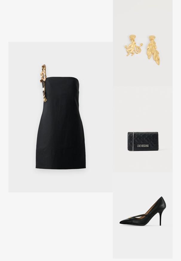 Robe noire mini avec une coupe structurée et droite, ornée d'une chaîne décorative dorée sur une épaule. Texture de tissu lisse.; Chaussure à talon haut en cuir noir avec bout pointu et fine bride sur le dessus, maintenue par une petite boucle dorée sur un fond uni.; Sac Love Moschino en cuir matelassé noir avec bandoulière en chaîne argentée et patch logo à l'avant sur un fond uni.; Boucles d'oreilles clous en ton or, l'une en forme de singe tenant des cercles, l'autre avec un design ovale de feuille texturée.