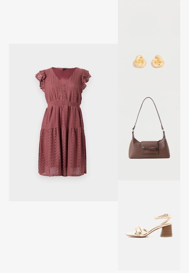 Rüschenärmelkleid in staubrosé mit Spitze, V-Ausschnitt, elastischem Bund und gestuftem Rock mit Ausschnittmustern.; Goldfarbene Riemchensandale mit klobigem Holzabsatz und verstellbarem Knöchelriemen vor schlichthintergrund.; Braune Leder-Umhängetasche mit einer vorderen Klappentasche, die ein gestepptes Schleifendetail und einen verstellbaren Riemen aufweist.; Paar glänzende Ohrstecker in Form eines Knotens in Goldton vor einem einfachen weißen Hintergrund.