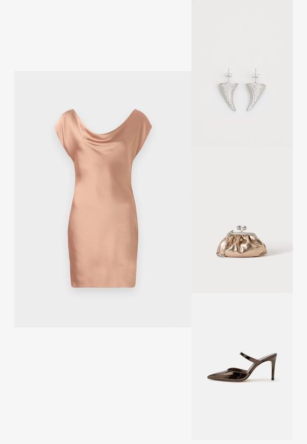Satin-Minikleid in sanftem Pfirsich, mit drapierter Rundhals-Ausschnitt und kurzen Ärmeln. Glatte Textur mit einer taillierten Silhouette.; Glänzender dunkelbrauner Mule mit spitzer Spitze und hohem Absatz mit schmalem Riemen über dem Spann vor weißem, einfachem Hintergrund.; Kleine goldene Metallic-Clutch mit silbernem Verschluss und Kettengurt auf einfachem hellem Hintergrund.; Silberne, hornförmige Ohrringe, besetzt mit kleinen klaren Steinen, mit einem Steckverschluss zur Befestigung. Glatte Textur und metallisches Finish.