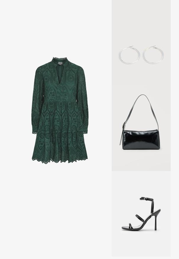 Grünes Spitzenkleid mit V-Ausschnitt, langen Ärmeln und einem mehrstufigen Rock. Verfügt über aufwendige Ausschnittmuster und gewellte Kanten entlang des Saums.; Schwarze Lackleder-High-Heel-Sandalen mit drei horizontalen Riemen und einem verstellbaren Knöchelriemen. Schlanke Silhouette und glänzende Oberfläche.; Schwarze rechteckige Schultertasche mit einem verstellbaren Riemen und einem oberen Reißverschluss vor einfachem Hintergrund.; Paar glänzende silberne Creolen mit dünnen Drahtverschlüssen, dargestellt vor einem hellgrauen Hintergrund.