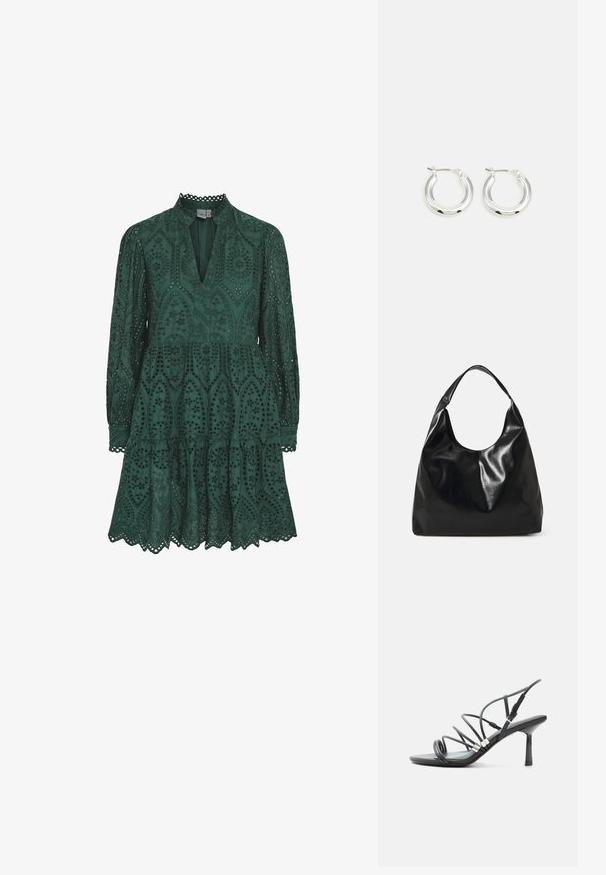 Grünes Spitzenkleid mit V-Ausschnitt, langen Ärmeln und einem mehrstufigen Rock. Verfügt über aufwendige Ausschnittmuster und gewellte Kanten entlang des Saums.; Schwarze High-Heel-Sandale mit dünnen, geschwungenen Riemen, silbernen Akzenten und verstellbarer Knöchelschnalle auf weißem Hintergrund.; Schwarze Leder-Hobo-Tasche mit einer weichen, glänzenden Textur und einem runden, offenen Oberteil. Verfügt über einen breiten, gebogenen Tragegurt. Keine sichtbaren Beschläge.; Silberne Creolen mit glänzender Oberfläche, die eine kreisrunde Form haben und mit einem schwenkbaren Verschluss ausgestattet sind. Glatte Textur mit minimalen Details.