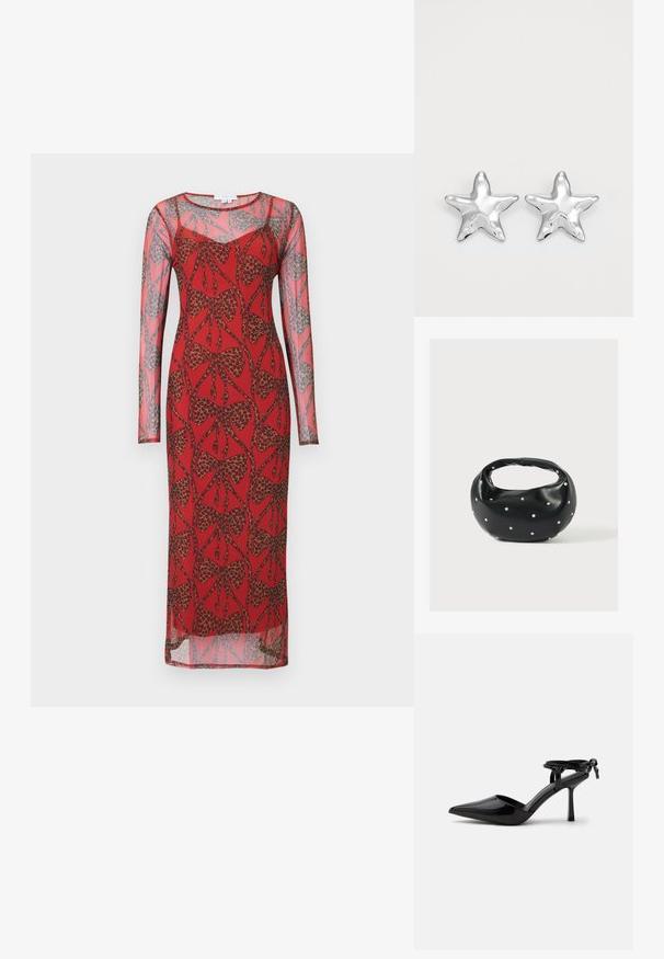 Vestido rojo de manga larga hecho de un material transparente con un patrón de mariposas y leopardo, que presenta una silueta ajustada y un escote redondo.; Zapato de tacón alto de cuero charol negro con punta puntiaguda y correa en el tobillo atada en un nudo en la parte trasera, mostrado sobre un fondo blanco liso.; Bolso de mano de cuero negro con forma redondeada, decorado con detalles de tachuelas plateadas y un asa corta. Textura lisa y cierre con cremallera.; Pendientes en forma de estrella plateada con una superficie pulida y brillante. Cada pendiente presenta cinco puntas y sutiles detalles de textura en la superficie.