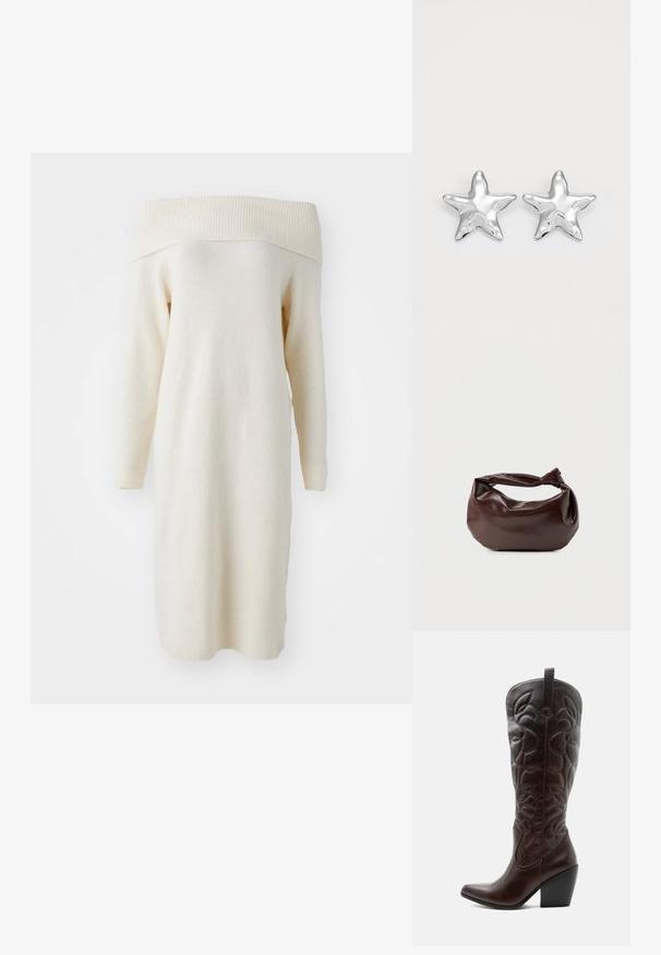 Robe en tricot crème décolletée avec des manches longues, un col côtelé et une texture douce, présentant une coupe droite et une longueur au genou.; Botte de cowboy haute en cuir marron foncé avec motifs décoratifs cousus, bout pointu et talon bloc empilé.; Sac bandoulière en cuir marron foncé avec une forme souple et décontractée et une anse nouée torsadée sur un fond blanc uni.; Boucles d'oreilles argentées en forme d'étoile, avec une surface lisse et brillante. Chaque boucle d'oreille possède cinq pointes et des détails subtils de texture de surface.