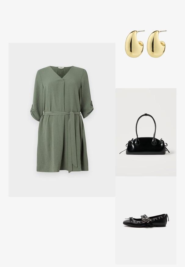 Hellgrünes Wickelkleid mit V-Ausschnitt, Dreiviertelärmeln und Gürtelschlaufe. Hergestellt aus strukturiertem Stoff, mit umgeschlagenen Manschetten und lockerer Passform.; Schwarzer flacher Ballettschuh mit doppelten Schnallenriemen, silbernen Ösen und einer kleinen Schleife nahe der abgerundeten Spitze auf weißem Hintergrund.; Kleine schwarze glänzende Handtasche mit zwei langen Griffen und seitlichen Kordelzug-Details vor einfachem hellem Hintergrund.; Goldfarbene Steckerohrringe mit einer glatten, glänzenden Oberfläche, die eine abstrahierte, tropfenförmige Form aufweisen. Einfache Metallstiftbefestigung.