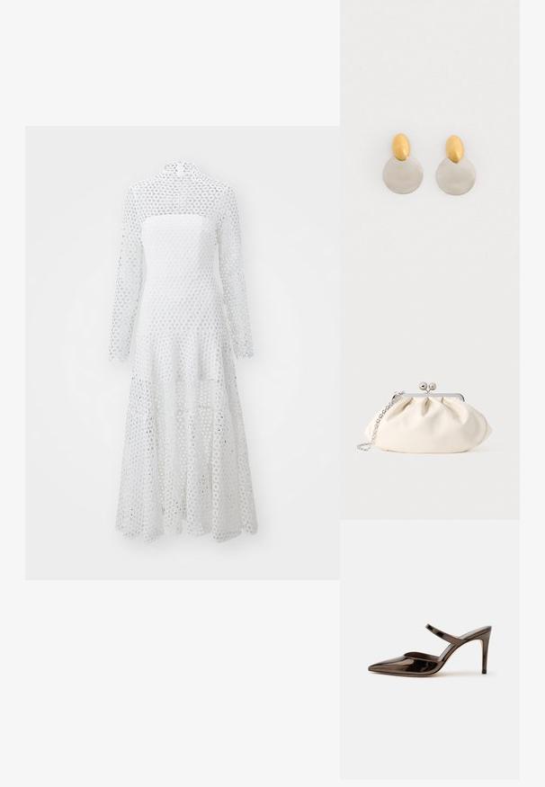 Robe blanche à manches longues et col haut, faite en tissu à motif de dentelle circulaire, avec un ourlet fluide et à volants.; Mule à talon haut marron foncé brillant à bout pointu avec une fine bride sur le coup de pied sur fond blanc uni.; Pochette en tissu crème avec un design froncé, cadre en métal argenté, deux boules décoratives, et une bandoulière chaîne argentée.; Boucles d'oreilles en métal doré et argenté avec une base en disque rond et une pièce supérieure ovale, texture lisse et finition polie.