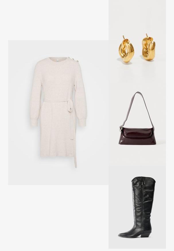 Beige Strickkleid mit rundem Ausschnitt, langen Ballonärmeln, Taillengürtel und seitlichem Schlitz. Verfügt über dekorative Knöpfe an der Schulter.; Knöchelhohe schwarze Lederstiefel mit einer spitzen Zehenform und einem Blockabsatz. Sie besitzen eine glatte Oberfläche und eine dezente Nahtdetails an der Vorderseite.; Dunkel bordeauxrote Leder-Schultertasche mit Klappenverschluss und einem schmalen verstellbaren Riemen, präsentiert auf einem schlichten hellen Hintergrund.; Fette goldene Creolen mit einem leicht verdrehten, röhrenförmigen Design und Steckverschlüssen auf einem weißen Hintergrund.