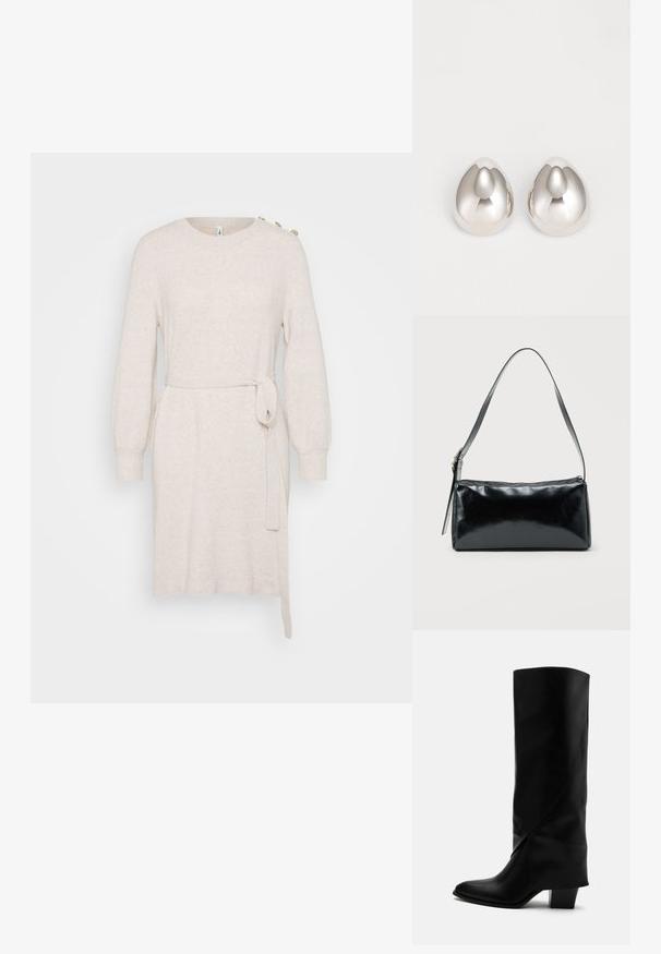 Beige Strickkleid mit rundem Ausschnitt, langen Ballonärmeln, Taillengürtel und seitlichem Schlitz. Verfügt über dekorative Knöpfe an der Schulter.; Hoher schwarzer Lederstiefel mit schräger Naht, spitzer Spitze und klobigem mittelhohem Absatz auf weißem Hintergrund.; Schwarze rechteckige Schultertasche mit einem verstellbaren Riemen und einem oberen Reißverschluss vor einfachem Hintergrund.; Silberne metalliche Ohrcuffs mit einem glatten, abgerundeten Design, das einer Träne ähnelt, mit einer reflektierenden Oberfläche und nahtlosem Finish.