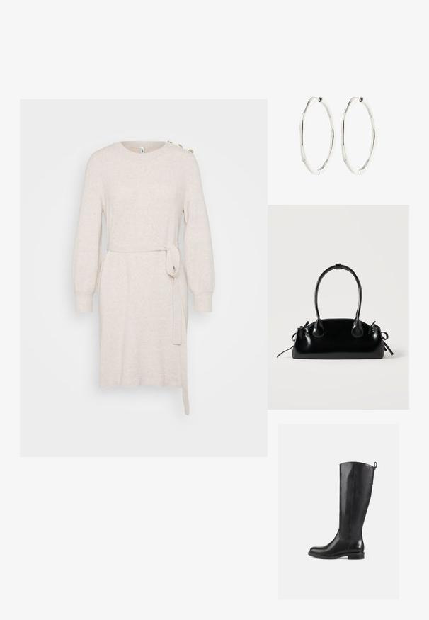 Beige Strickkleid mit rundem Ausschnitt, langen Ballonärmeln, Taillengürtel und seitlichem Schlitz. Verfügt über dekorative Knöpfe an der Schulter.; Schwarz Leder Stiefel bis zum Knie mit glatter Oberfläche, runder Spitze, tiefem Absatz und Zugschlaufe hinten. Minimalistisches Design ohne sichtbare Muster.; Kleine schwarze glänzende Handtasche mit zwei langen Griffen und seitlichen Kordelzug-Details vor einfachem hellem Hintergrund.; Paar silberfarbene ovale Creolen mit leicht unregelmäßiger, wellenförmiger Form und Scharnierverschluss vor weißem Hintergrund.