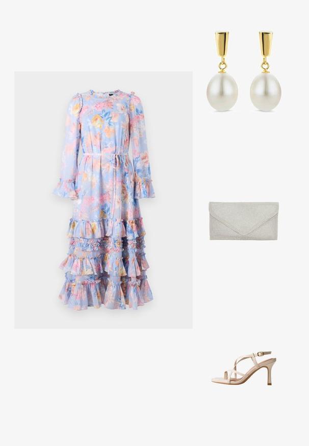 Robe longue à manches longues en bleu clair avec des manches volantes et des volants en plusieurs niveaux. Dotée d'une ceinture à la taille et d'un motif floral vibrant en couleurs pastel.; Sandale à talon haut beige avec des fines brides croisées et une bride de cheville ajustable avec une boucle dorée.; Pochette argentée avec une surface texturée de petits perles brillantes. Présente une forme d'enveloppe et un rabat en forme de triangle.; Boucles d’oreilles pendantes en or avec de grandes perles ovales blanches suspendues à un clou en or rectangulaire poli.