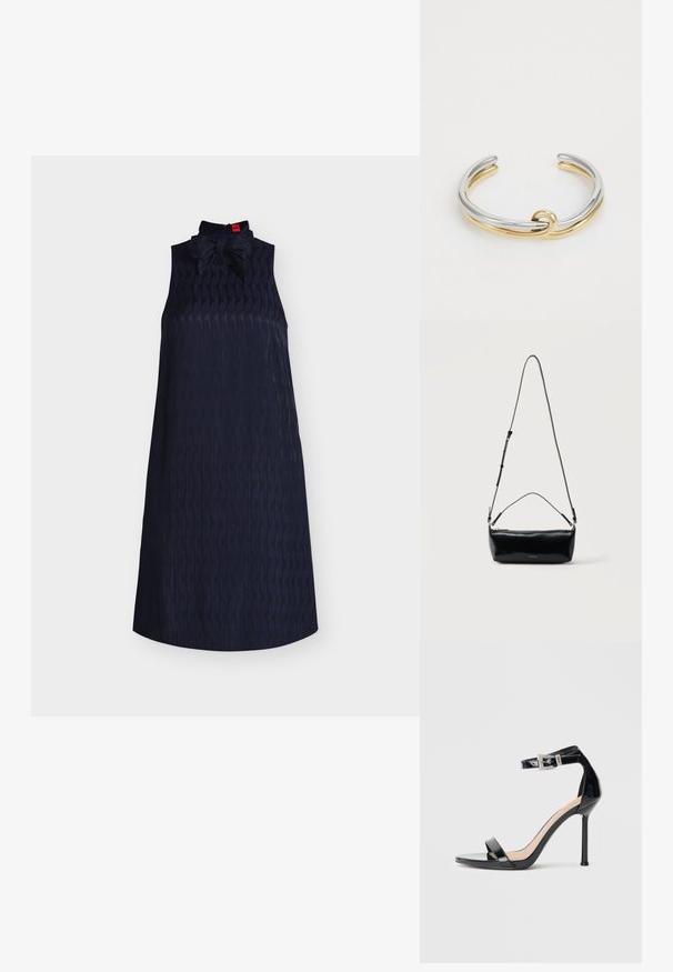 Robe sans manches bleu marine texturée avec un col montant et un grand nœud au niveau du col, présentée sur fond blanc.; Sandale à talon haut en cuir verni noir avec bride à la cheville. Présente un design minimaliste, un bout ouvert et une boucle ornée de strass.; Sac bandoulière rectangulaire en cuir noir avec bandoulière ajustable, fermeture éclair sur le dessus et petit logo Calvin Klein doré sur le devant.; Bracelet en métal avec des bandes entrelacées en argent et en or, finition lisse et polie. Détail de nœud notable au centre.