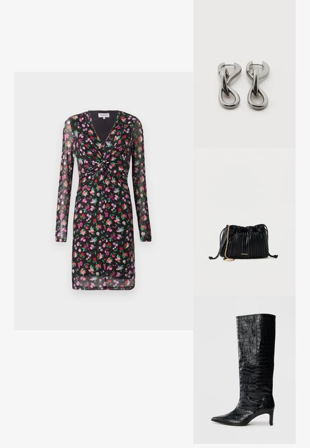 Schwarzes Kleid mit durchsichtigen langen Ärmeln, floralen Motiven in Rot, Pink und Lila, mit einem verdrehten Vorderteil und V-Ausschnitt.; Schwarze kniehohe Stiefel mit glänzender, krokodilgeprägter Textur, spitzer Zehenpartie und schmalem Absatz. Glattes synthetisches Material.; Schwarze, plissierte Ledertasche mit Kordelzug, goldener Kettenriemen und kleinem, horizontalem goldfarbenem Akzent auf der Vorderseite.; Paar silberfarbene Metallohrringe mit abstraktem ineinandergreifendem Schlaufen-Design auf weißem Hintergrund.