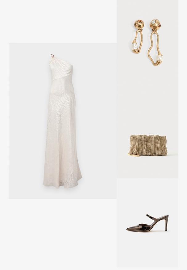 Robe ivoire asymétrique, longue jusqu'au sol, avec un motif texturé subtil et une silhouette ajustée.; Mule à talon haut marron foncé brillant à bout pointu avec une fine bride sur le coup de pied sur fond blanc uni.; Petit sac pochette en maille dorée avec un design froncé et une bandoulière chaîne dorée partiellement visible sur un fond blanc uni.; Boucles d'oreilles en ton doré avec des formes ouvertes irrégulières, chacune ornée d'une perle en bas et de détails en pierres précieuses sur les clous ronds.
