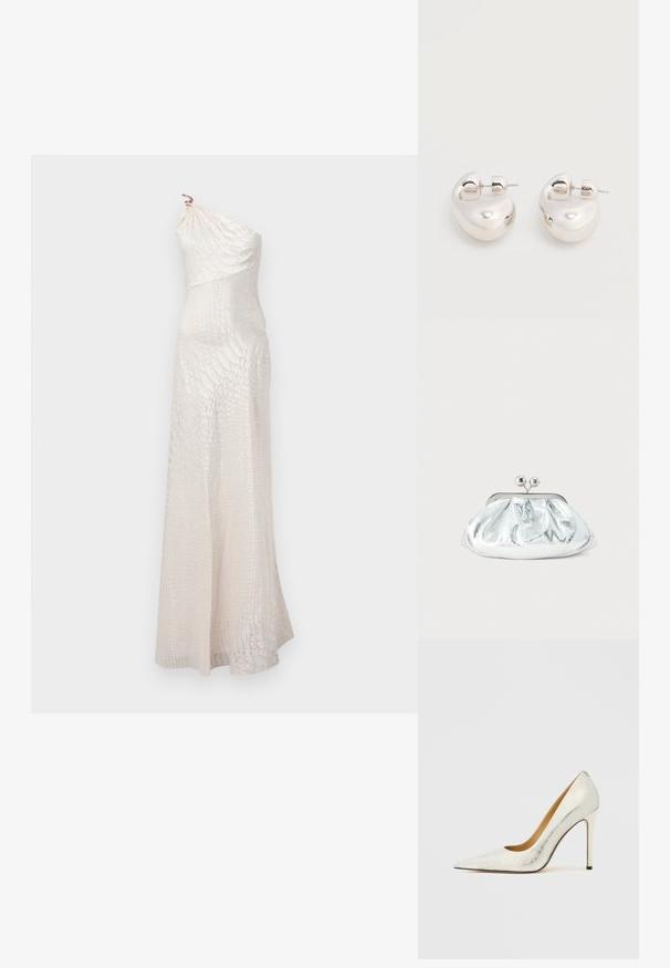 Robe ivoire asymétrique, longue jusqu'au sol, avec un motif texturé subtil et une silhouette ajustée.; Chaussure à talon haut en cuir blanc avec un bout pointu et une finition texturée. Dotée d'un talon aiguille élancé et d'une doublure intérieure lisse.; Petit sac pochette métallique argenté avec un design arrondi et froncé, fermeture à clip avec deux boules argentées.; Paire de boucles d'oreilles argentées brillantes et épaisses avec fermoirs à tige, sur fond blanc uni.
