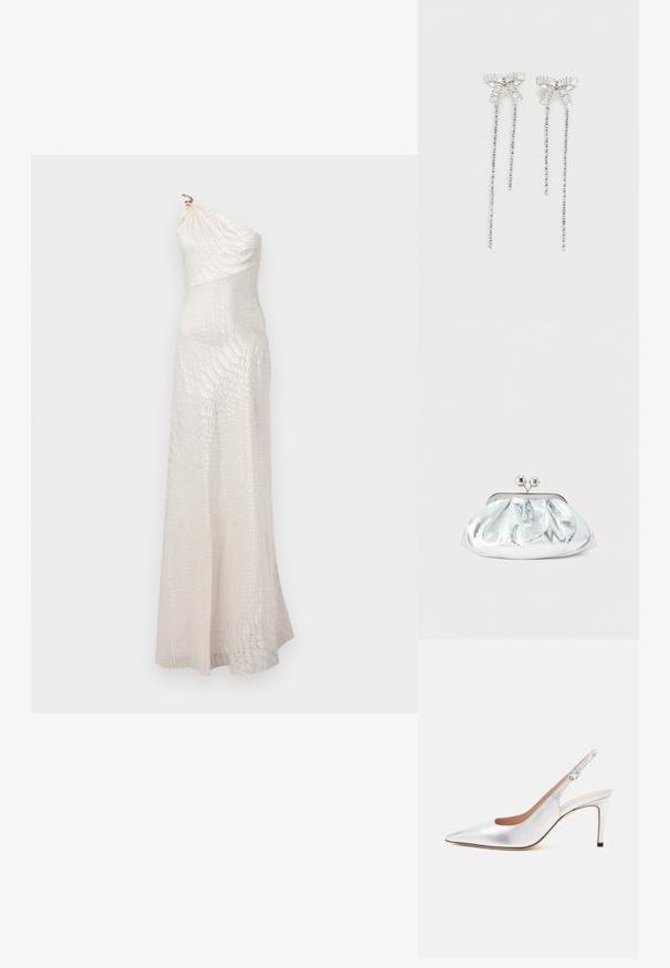 Robe ivoire asymétrique, longue jusqu'au sol, avec un motif texturé subtil et une silhouette ajustée.; Escarpin argenté à bout pointu, bride à boucle et talon fin de hauteur moyenne.; Petit sac pochette métallique argenté avec un design arrondi et froncé, fermeture à clip avec deux boules argentées.; Longs boucles d'oreilles en argent avec un groupe de strass au sommet et des rangées de petites strass suspendues en dessous.