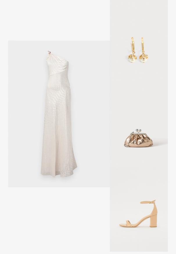 Robe ivoire asymétrique, longue jusqu'au sol, avec un motif texturé subtil et une silhouette ajustée.; Sandales à talons en cuir verni nude avec un orteil carré, une sangle à la cheville et un talon bloc chunky. Texture lisse et détails de design minimalistes.; Petit sac pochette métallique dorée avec fermoir argenté et chaîne sur un fond clair uni.; Boucles d'oreilles créoles en or avec des perles blanches pendantes serties d'or et de petits cristaux clairs sur un fond clair uni.