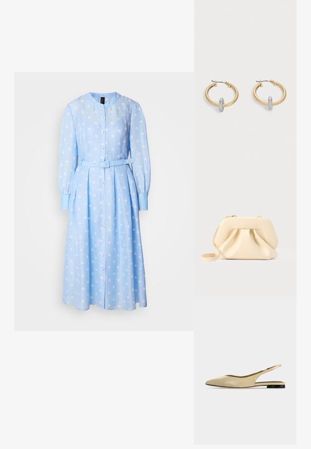 Robe longue à manches longues bleu clair avec des pois blancs, avec un devant à boutons et une taille ceinturée. Présente un col rond et une jupe plissée.; Chaussure plate beige à bout pointu avec bride arrière, petit talon noir et finition en cuir lisse, vue de côté sur un fond uni.; Pochette en cuir souple beige avec cadre structuré et détail plissé à l'avant, équipée d'une fine bandoulière pour poignet et d'une fermeture éclair dorée.; Paire de boucles d'oreilles créoles dorées avec un petit détail boucle ton argent sur chaque, exposées sur fond gris clair.