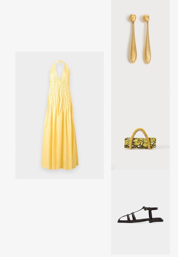 Κίτρινο μάξι φόρεμα με halter neck, βαθύ V-ντεκολτέ και κάθετες πιέτες στο μπούστο, που καταλήγει σε υφασμάτινη, μακριά φούστα.; Σκούρο καφέ επίπεδη σαγιονάρα με υφασμένους ιμάντες, πόρπη στον αστράγαλο και ανοιχτή μύτη πάνω σε απλό φωτεινό φόντο.; Ορθογώνια τσάντα με κίτρινο και μαύρο λουλουδάτο σχέδιο και πλεκτή κίτρινη και ροζ χειρολαβή σε λευκό φόντο.; Ζευγάρι μακριά, λεία, λαμπερά χρυσά σκουλαρίκια σε σχήμα δάκρυου με στρογγυλεμένες κορυφές και λεπτό σχήμα σταγονίδας σε ανοιχτό φόντο.