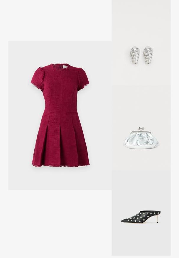 Robe bordeaux à manches courtes, en tissu texturé, avec un décolleté rond et un ourlet effiloché. Comprend deux poches avant et un design de jupe plissée.; STAND STUDIO KELSEY - Mules à talons - black; Petit sac pochette métallique argenté avec un design arrondi et froncé, fermeture à clip avec deux boules argentées.; Boucles d'oreilles en clip argentées avec un design en spirale, présentant une texture métallique lisse et des formes arrondies. Pas d'embellissements ou de motifs visibles.