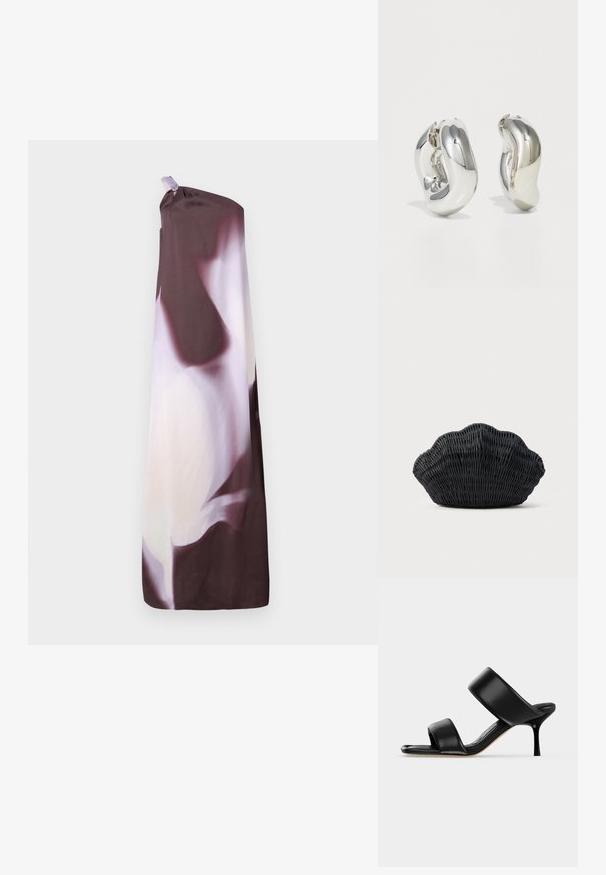 Robe longue à une épaule, longueur au sol, avec un motif abstrait en violet foncé et blanc, présentant une petite boucle en tissu à l'épaule.; Sandale mule en cuir noir avec deux larges brides et un talon stiletto fin de hauteur moyenne sur un fond clair uni.; Sac à main en osier noir en forme de coquille Saint-Jacques avec un dessus courbé et une texture tressée sur un fond uni.; Boucles d'oreilles sculpturales en argent avec des formes douces et courbes et des surfaces réfléchissantes. Présentent un design de boucle fermée et une forme organique distincte.