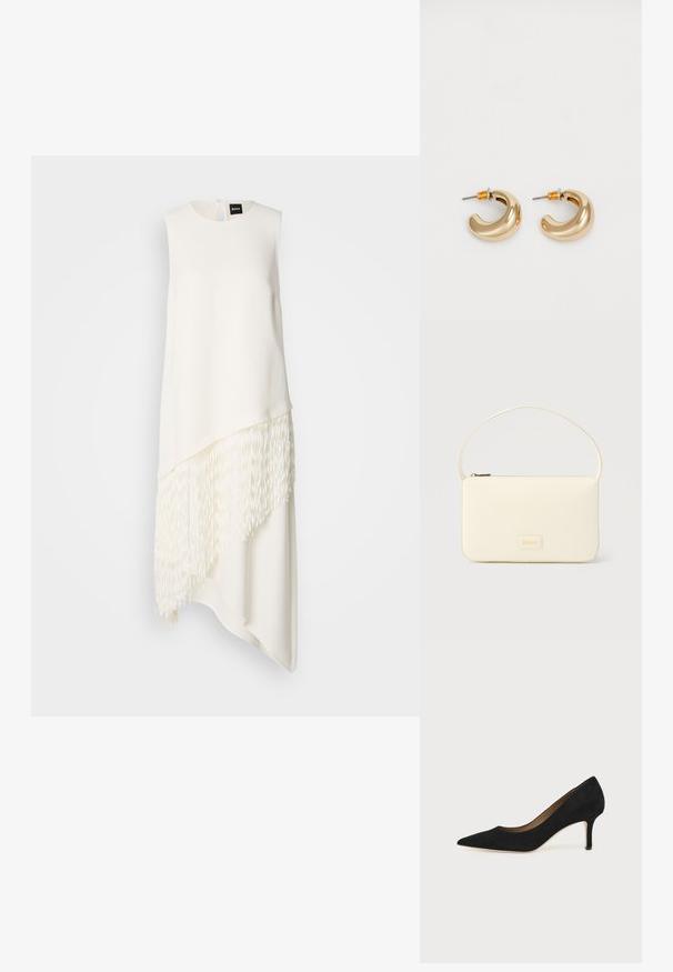 Robe blanche sans manches avec un ourlet asymétrique, dotée d'un détail de franges texturées en bas et d'un col rond à l'arrière.; Escarpin en daim noir à bout pointu avec un talon stiletto fin de hauteur moyenne et un design à coupe basse sur un fond uni.; Sac à main rectangulaire de couleur crème avec une seule sangle et une fermeture éclair sur le dessus, comportant une petite plaque de logo embossé à l'avant.; Deux boucles d'oreilles en forme de cerceau en or brillant, avec un design courbé, présentant des accents orange près de la tige, sur fond blanc uni.
