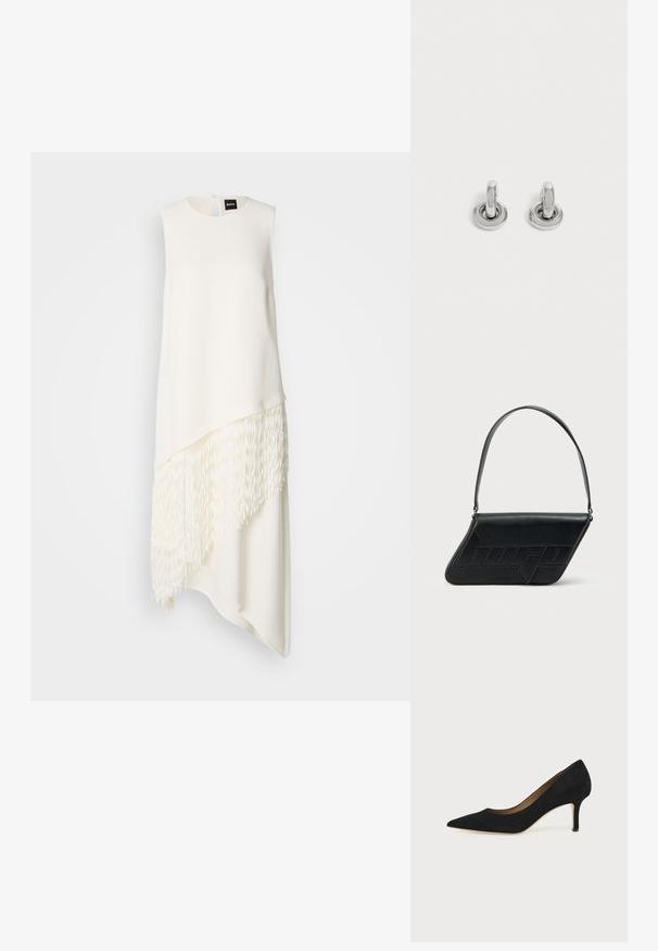 Robe blanche sans manches avec un ourlet asymétrique, dotée d'un détail de franges texturées en bas et d'un col rond à l'arrière.; Escarpin en daim noir à bout pointu avec un talon stiletto fin de hauteur moyenne et un design à coupe basse sur un fond uni.; Sac d'épaule en cuir noir de forme triangulaire, avec un logo embossé et une seule bandoulière réglable. Design minimaliste avec une texture lisse.; Paire de petites boucles d'oreilles créoles argentées brillantes avec une base ronde, présentées sur un fond clair uni.