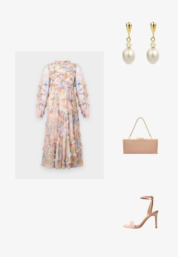 Lange jurk met bloemenprint, voorzien van doorschijnende, gerimpelde lagen in pasteltinten. Heeft een gathered lijfje en lange mouwen met ruches.; Blush roze hoge hak sandaal met een slank ontwerp, open teen, dunne enkelband en een gladde lakafwerking. Beschikt over een slanke stilettodil.; Metalen roségouden clutch tas met een gestructureerd gaasoppervlak, goudkleurige hardware en een dunne, gevlochten schouderriem.; Gouden druppel oorbellen met witte parels en kleine heldere edelstenen boven elke parel, getoond op een witte achtergrond.