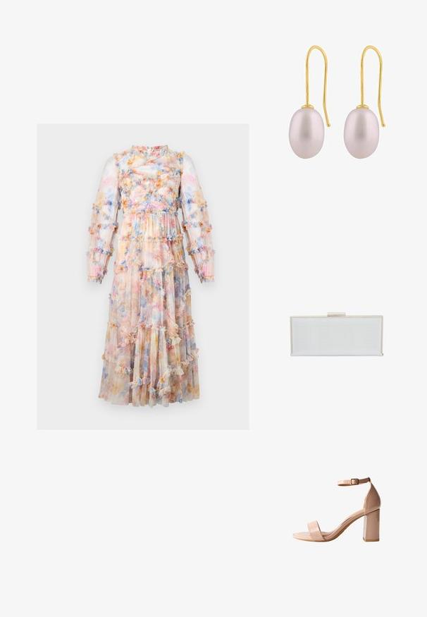 Lange jurk met bloemenprint, voorzien van doorschijnende, gerimpelde lagen in pasteltinten. Heeft een gathered lijfje en lange mouwen met ruches.; Nude patenten leren sandaal met hakken heeft een vierkante open teen, een enkelbandje met gesp en een dikke blokhak voor stabiliteit.; Witte rechthoekige clutch met een textuur oppervlak, gouden metalen frame en klap sluiting. Eenvoudig ontwerp zonder zichtbare patronen of accenten.; Goudkleurige haakoorbellen met ovale, gladde lavendelparels met een zachte glans en minimalistisch ontwerp.