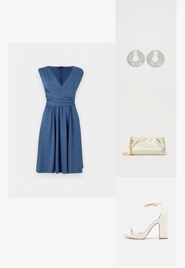 Robe bleue sans manches longueur genou avec col en V, détail taille drapé et jupe plissée sur fond uni.; Sandale à talon haut blanche avec une bride de cheville, design minimaliste, bout ouvert, talon carré et texture en cuir lisse.; Pochette en satin vert clair avec une bandoulière chaîne en or et cristaux, forme rectangulaire avec des plis doux sur un fond uni.; Boucles d'oreilles en argent en forme de créoles ornées de multiples embellissements en cristal transparent, présentant une surface texturée et un design circulaire ouvert.
