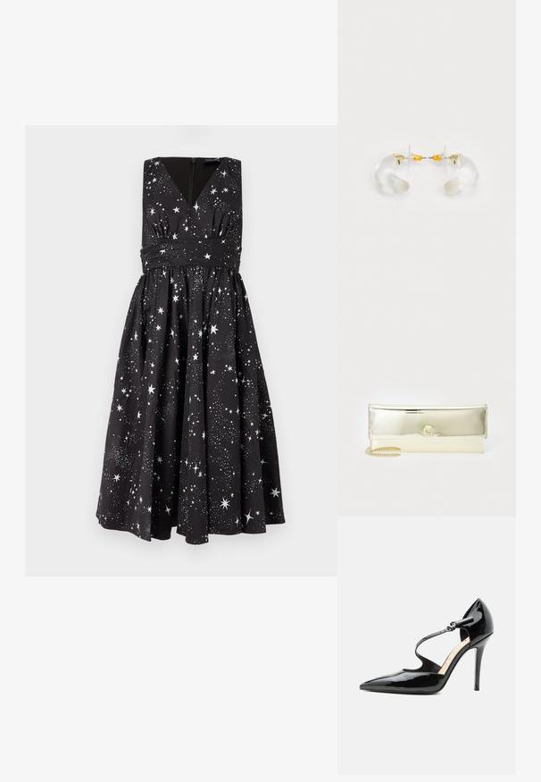 Vestido negro sin mangas con escote en V, cintura fruncida y falda completa; presenta un patrón de estrellas blancas y una cremallera oculta en la parte posterior.; Zapato de tacón alto de cuero de charol negro con punta puntiaguda y una fina correa en el tobillo que se abrocha con una pequeña hebilla.; Bolso de mano metálico dorado con un diseño de sobre, textura suave y una correa de cadena. Presenta un logo distintivo en la parte frontal.; Pendientes de aro de acrílico transparente con acentos dorados, que presentan un diseño curvado y un cierre transparente. Textura suave, estilo minimalista.