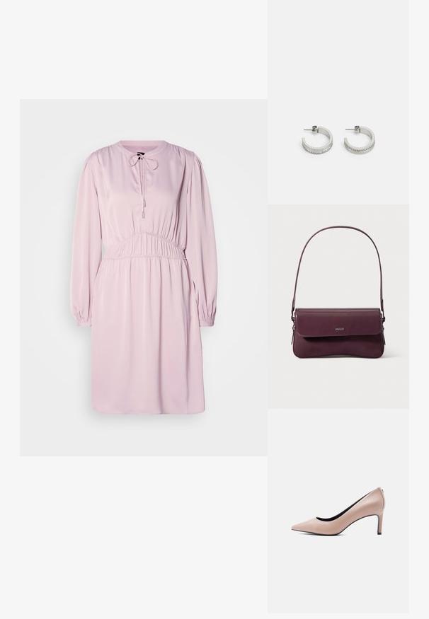 Vestido rosa de manga larga con cuello redondo, cierre de cordón, cintura fruncida y tejido suave. Presenta mangas abullonadas y un ajuste holgado.; Zapato de tacón alto beige con punta estrecha y tacón de aguja delgado sobre un fondo blanco liso.; Bolso de cuero burdeos con un diseño estructurado, que cuenta con un cierre de solapa y una correa ajustable. Detalle del logotipo grabado en la parte frontal.; Pendientes de aro plateados con una superficie lisa y una fila de pequeñas piedras transparentes a lo largo del borde inferior, con cierre de perno.